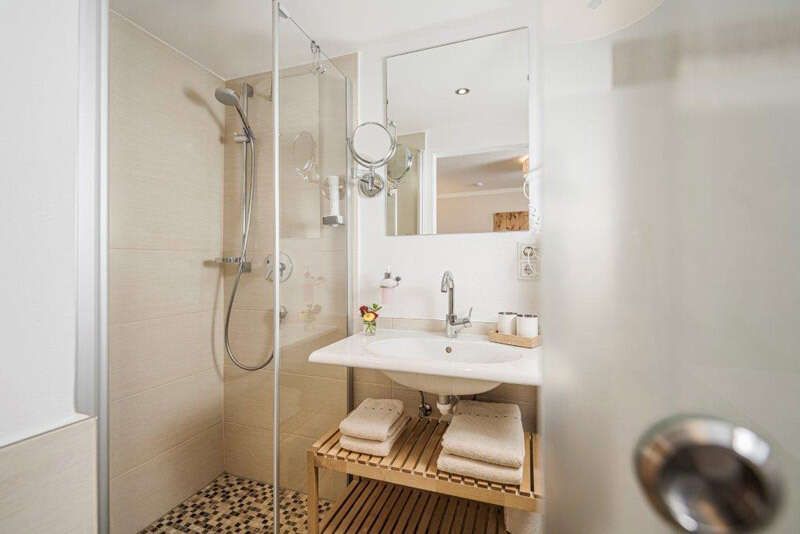 Badezimmer mit Dusche im Gästehaus die geislerin im Zillertal